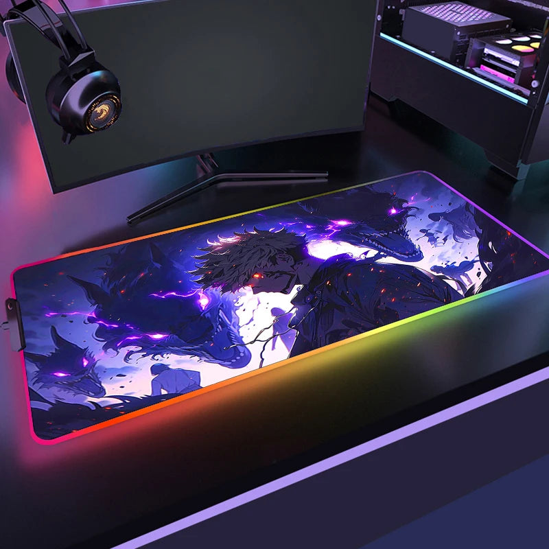 Tapis de souris RGB au design anime, bord lumineux multicolore, motif bleu et violet.