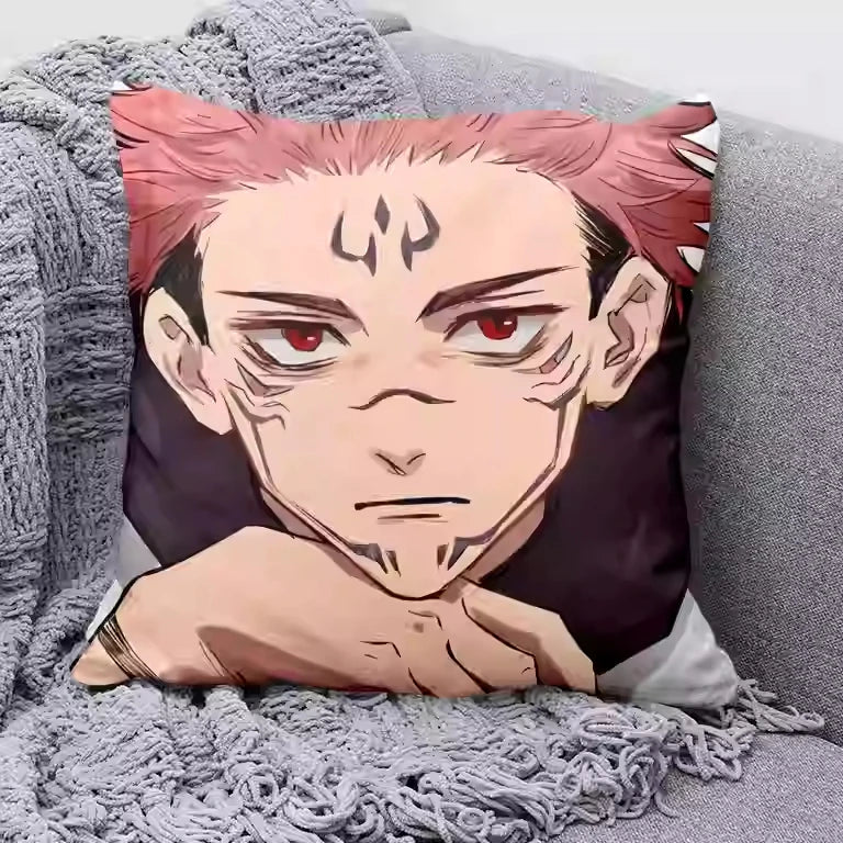Coussin Jujutsu Kaisen Sukuna Quatre Yeux Rouges : décoratif au visage illustré de Sukuna, yeux rouges, fond foncé.