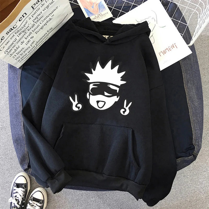 Pull à capuche noir avec imprimé chibi tête stylisée au centre