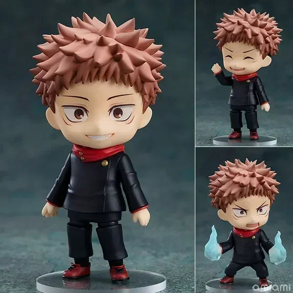 Figurine chibi d’Itadori Yuji en tenue noire, cheveux roses, sur socle