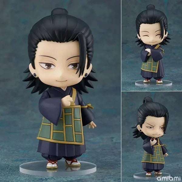 Figurine chibi en uniforme classique sombre, cheveux tressés, sur socle rond.