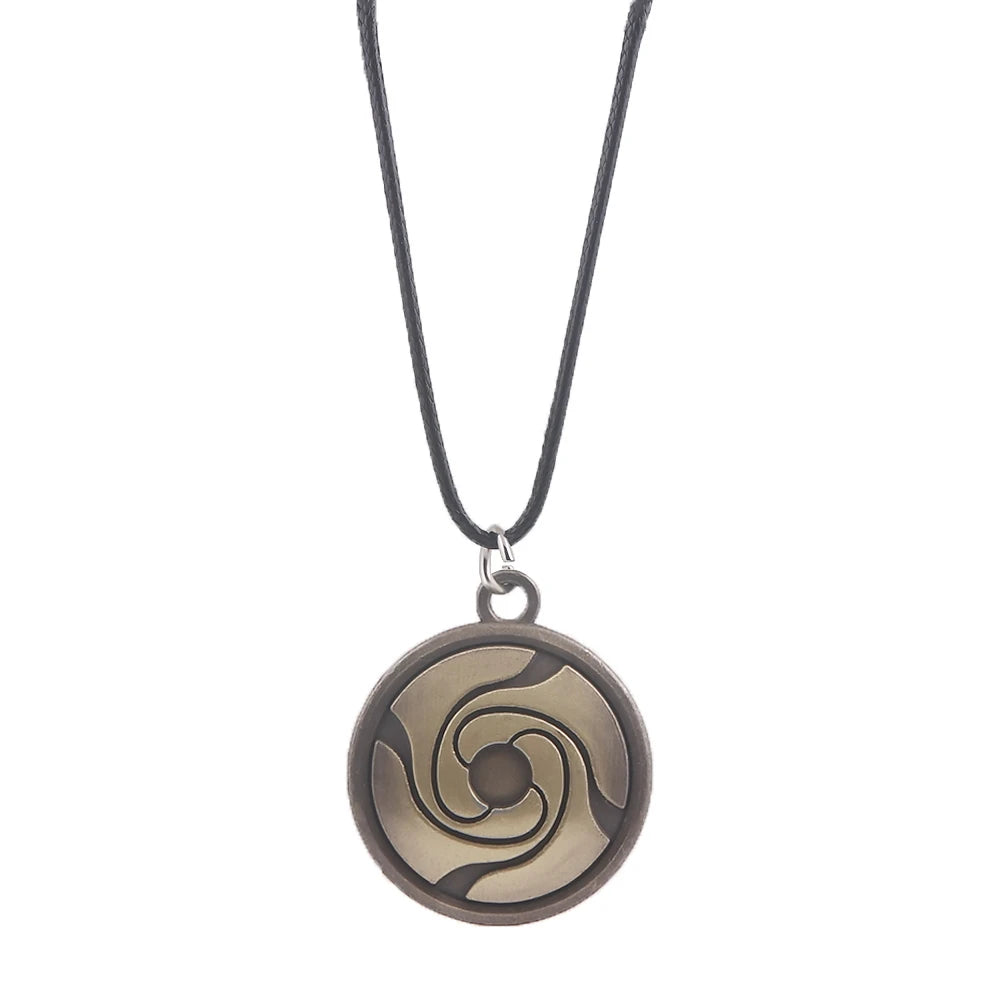 Collier avec pendentif rond bronze gravé, motif tourbillonnant, chaîne noire.