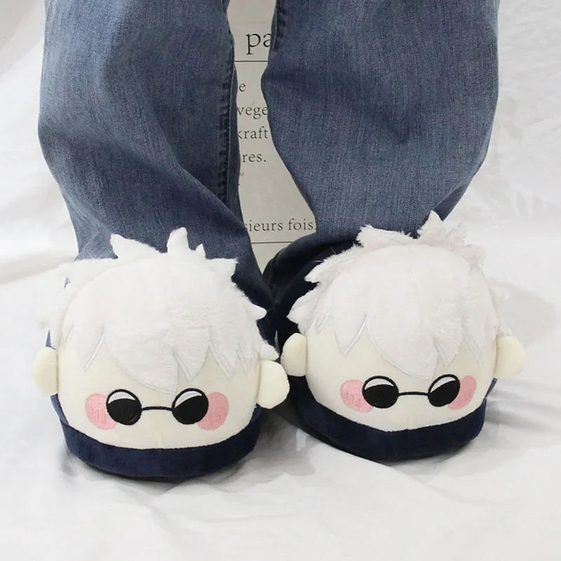 Chaussons en peluche bleu marine, visages blancs aux lunettes, portés avec jeans