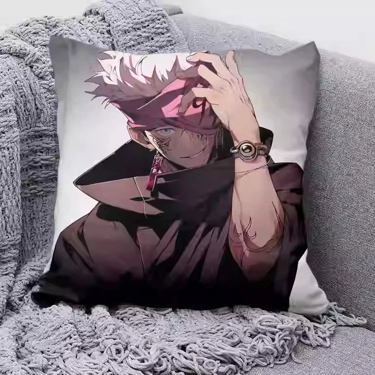 Coussin Jujutsu Kaisen Sukuna Regard Sombre : carré gris à housse imprimée du personnage sombre tenant un bracelet