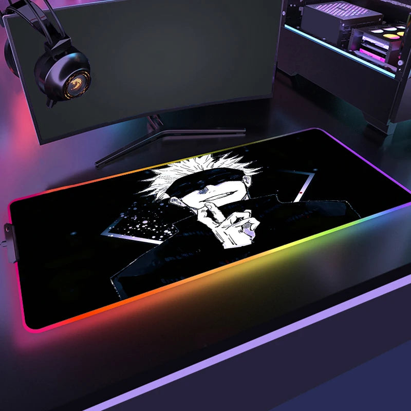Tapis de souris RGB noir avec illustration de Satoru Gojo en blanc et contours colorés.