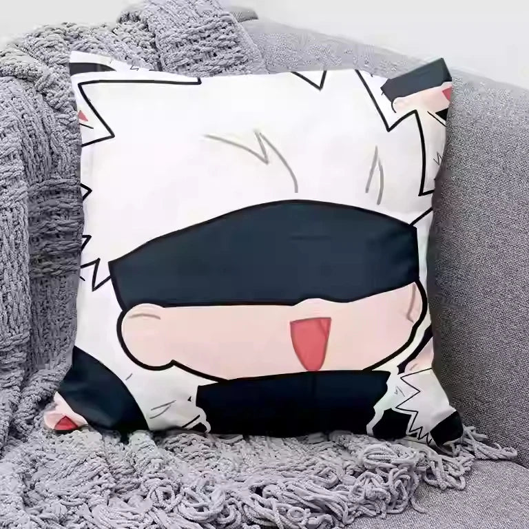 Coussin Jujutsu Kaisen Gojo Chibi Langue Tirée : housse de coussin blanche avec visage chibi, langue tirée, contours noirs