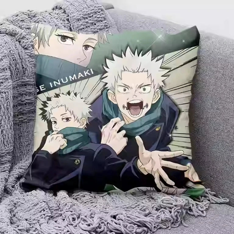 Coussin Jujutsu Kaisen Toge Inumaki Col Relevé : housse de coussin carré en tissu gris avec visuels animés de Toge et Inumaki.