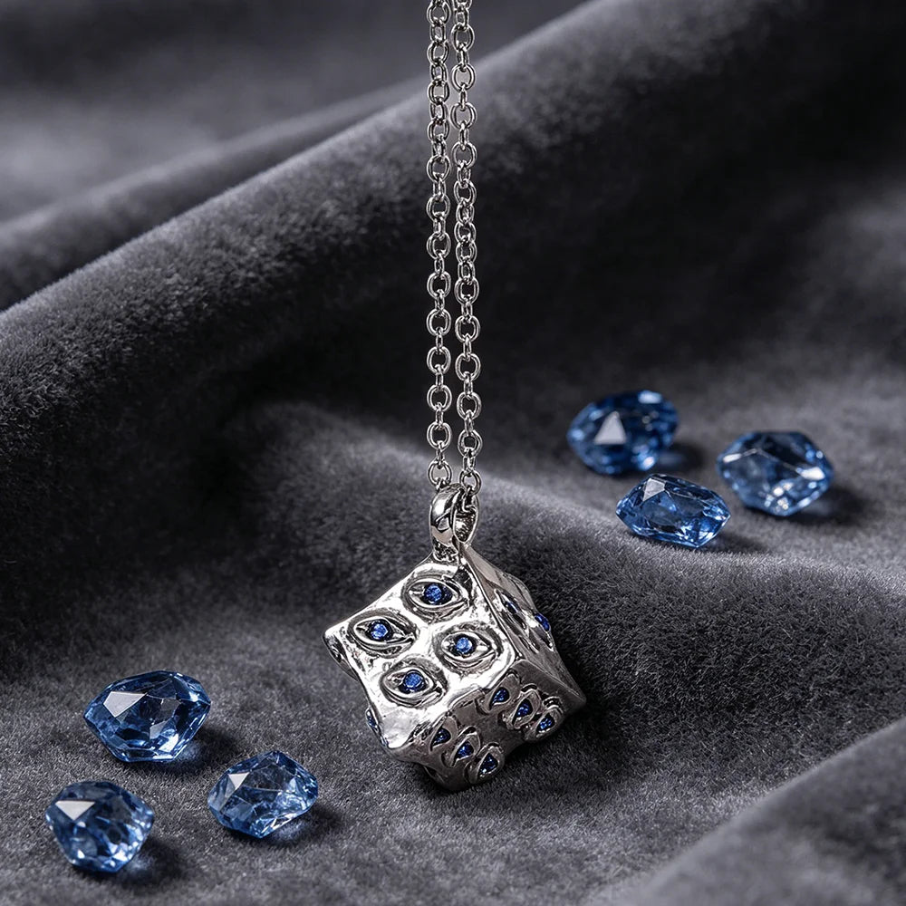 Collier avec pendentif argenté carré, incrustations bleues, chaîne à maillons fins.