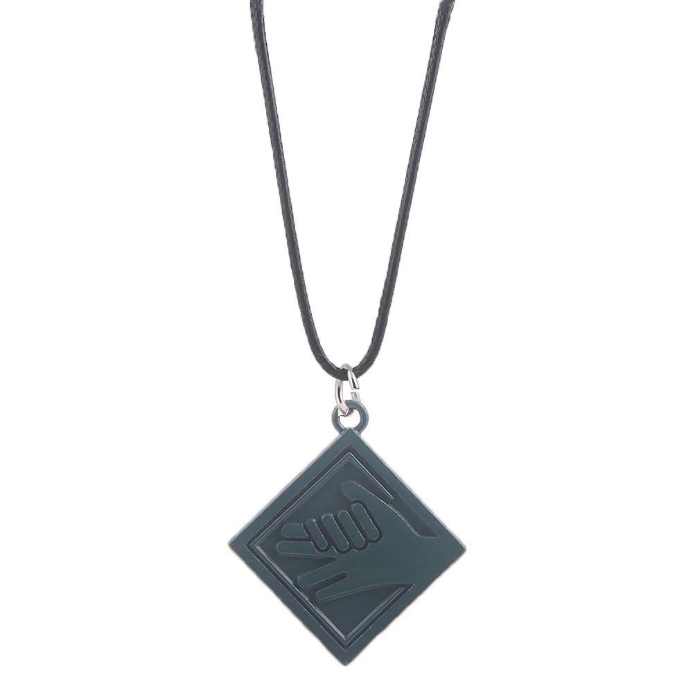 Collier à pendentif losange gris foncé, symbole gravé, chaîne à maillons.
