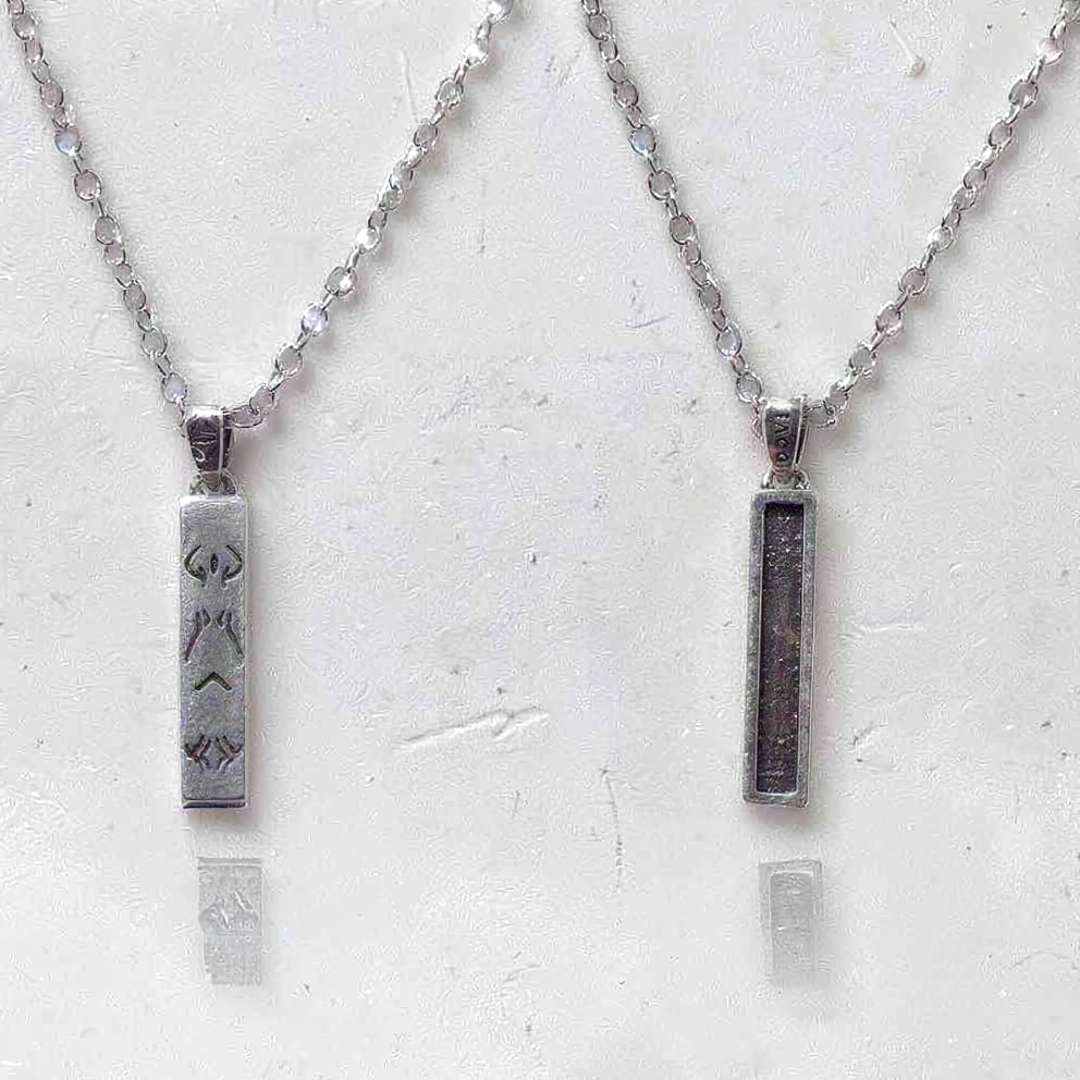 Collier à chaîne argentée avec pendentifs rectangulaires gravés, vue rapprochée