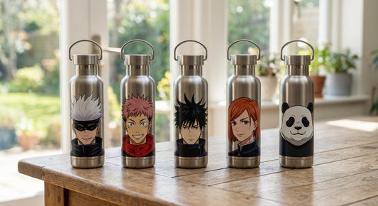 Cantimploras Jujutsu Kaisen de acero inoxidable alineadas sobre una mesa de madera, retratos de Gojo, Itadori, Megumi, Nobara y Panda