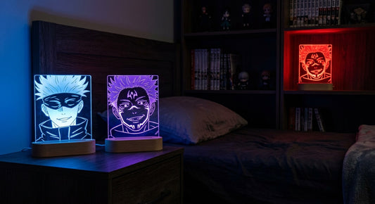 Lámparas LED Jujutsu Kaisen: placas acrílicas grabadas con Gojo y Sukuna encendidas en azul, violeta y rojo en una habitación