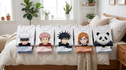 Conjuntos de pijama Jujutsu Kaisen doblados sobre una cama, motivos Gojo, Itadori, Megumi, Nobara y Panda