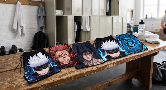 Pantalones cortos Jujutsu Kaisen: cinco pantalones cortos estampados con Gojo, Sukuna y Toji alineados en un banco de vestuario