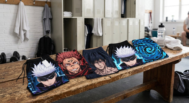 Pantalones cortos Jujutsu Kaisen: cinco pantalones cortos estampados con Gojo, Sukuna y Toji alineados en un banco de vestuario