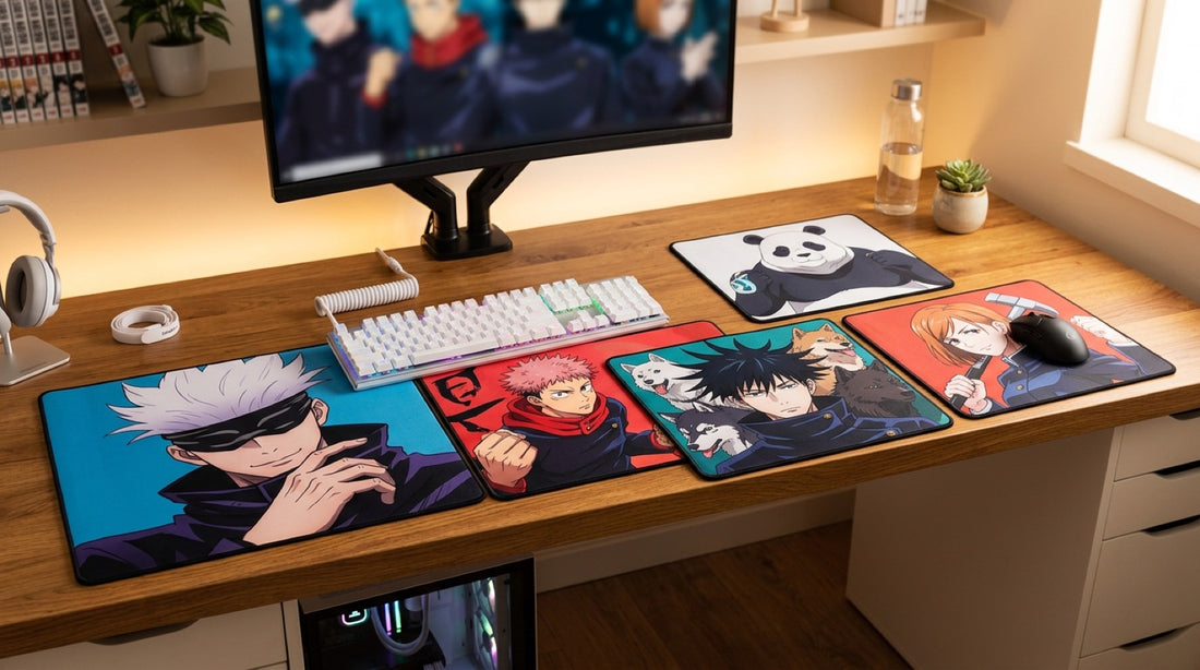 Alfombrillas de ratón Jujutsu Kaisen desplegadas sobre un escritorio gaming, imágenes de Gojo, Itadori, Megumi, Nobara y Panda