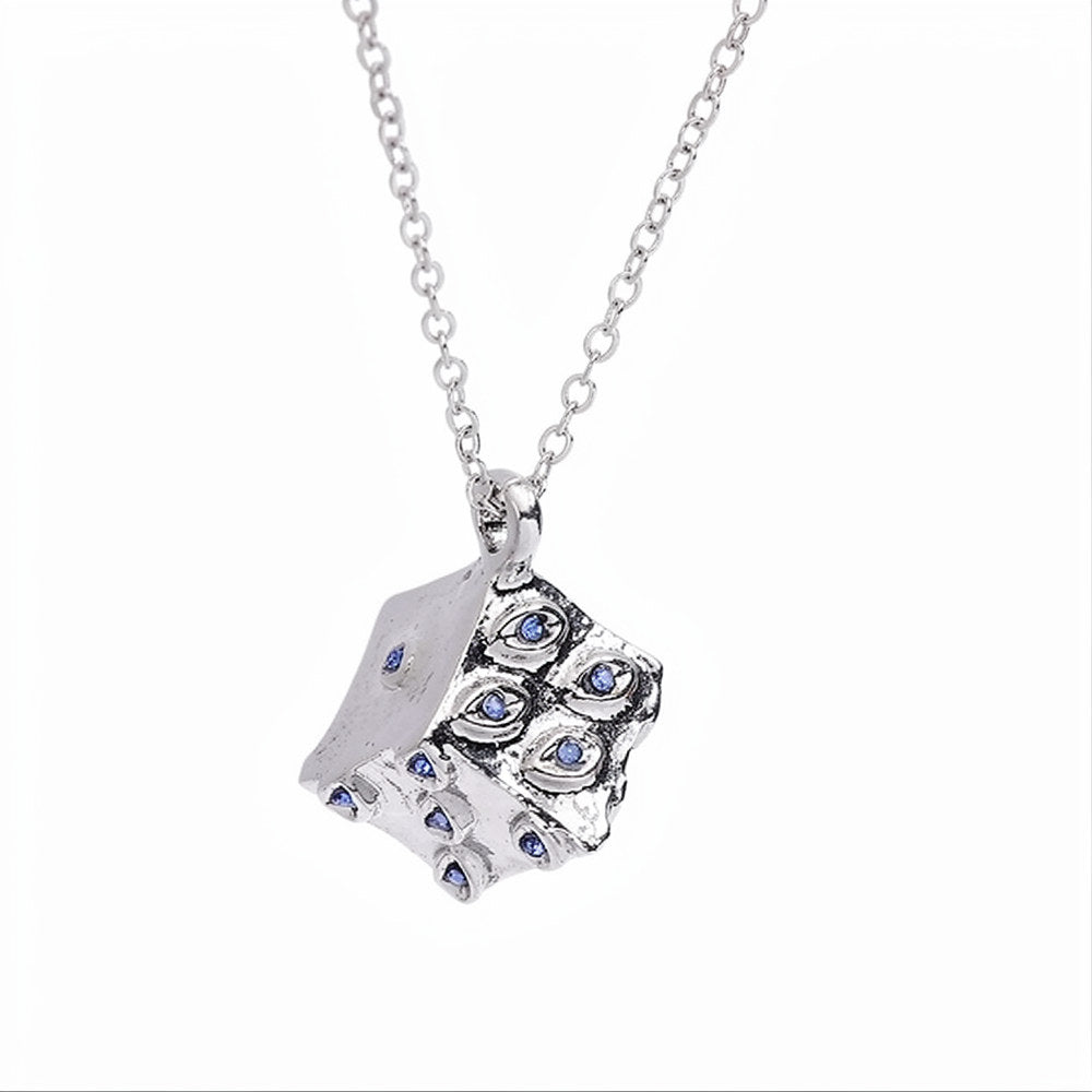 Collier argenté, pendentif carré en métal avec yeux bleus, chaîne à maillons.