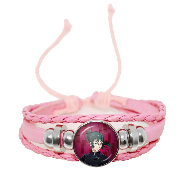 Bracelet en cuir tressé rose, perles argentées et cabochon rond au motif du personnage Kyoto.