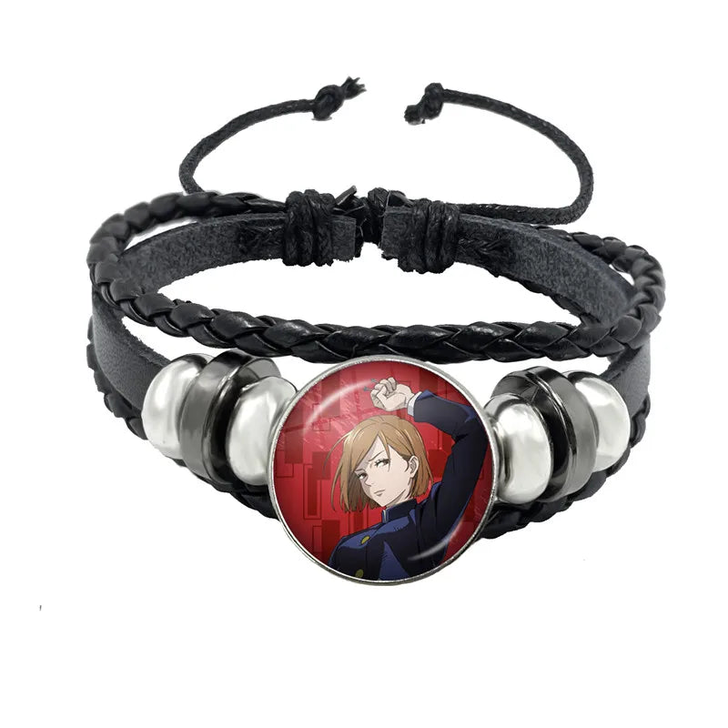 Bracelet en cuir tressé noir, perles argentées et cabochon rond au motif du personnage Kyoto.