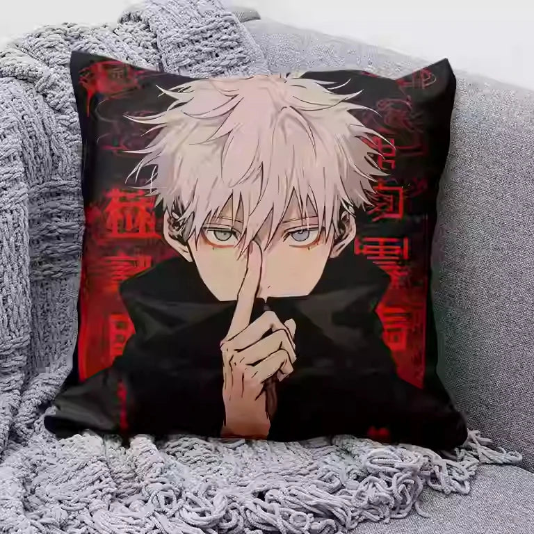 Coussin Jujutsu Kaisen Gojo Silence Kanji Rouges : carré noir à motif animé rouge et visage, tissu doux, bordures nettes