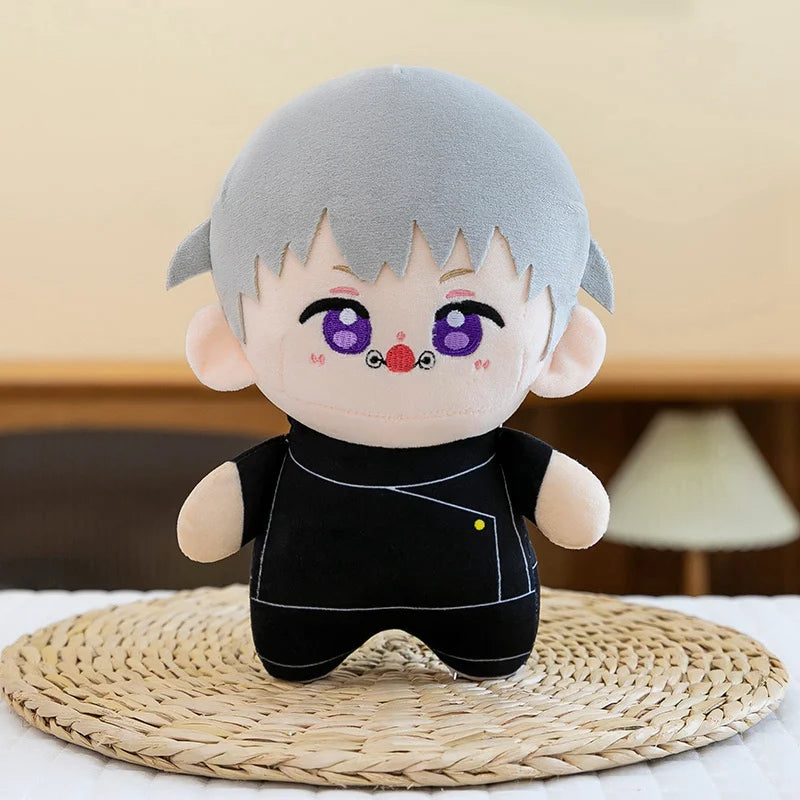 Peluche Toge Inumaki à cheveux gris clair, grands yeux violets et tenue noire.