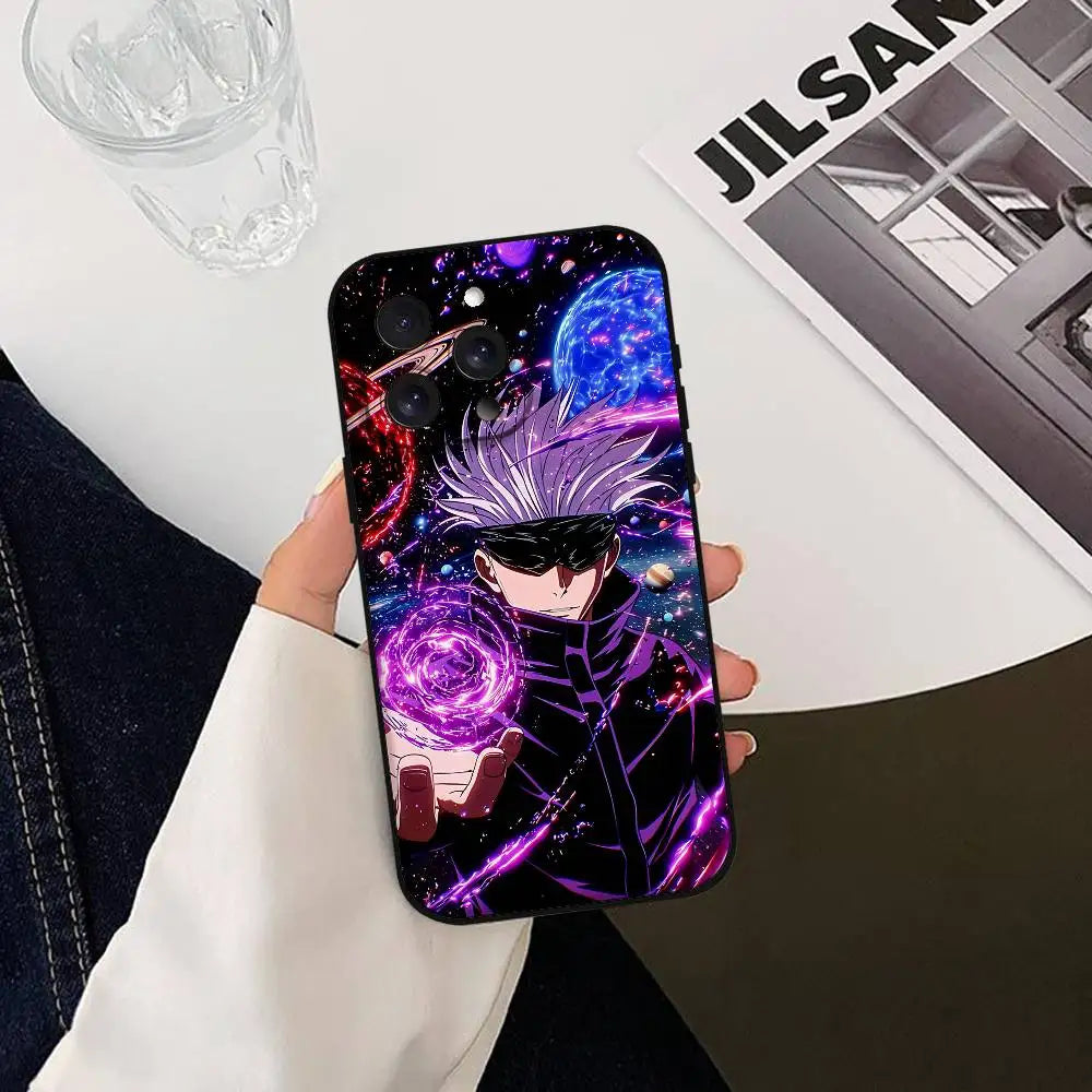 Coque iPhone noire avec motif Gojo Satoru, effets violet et bleu