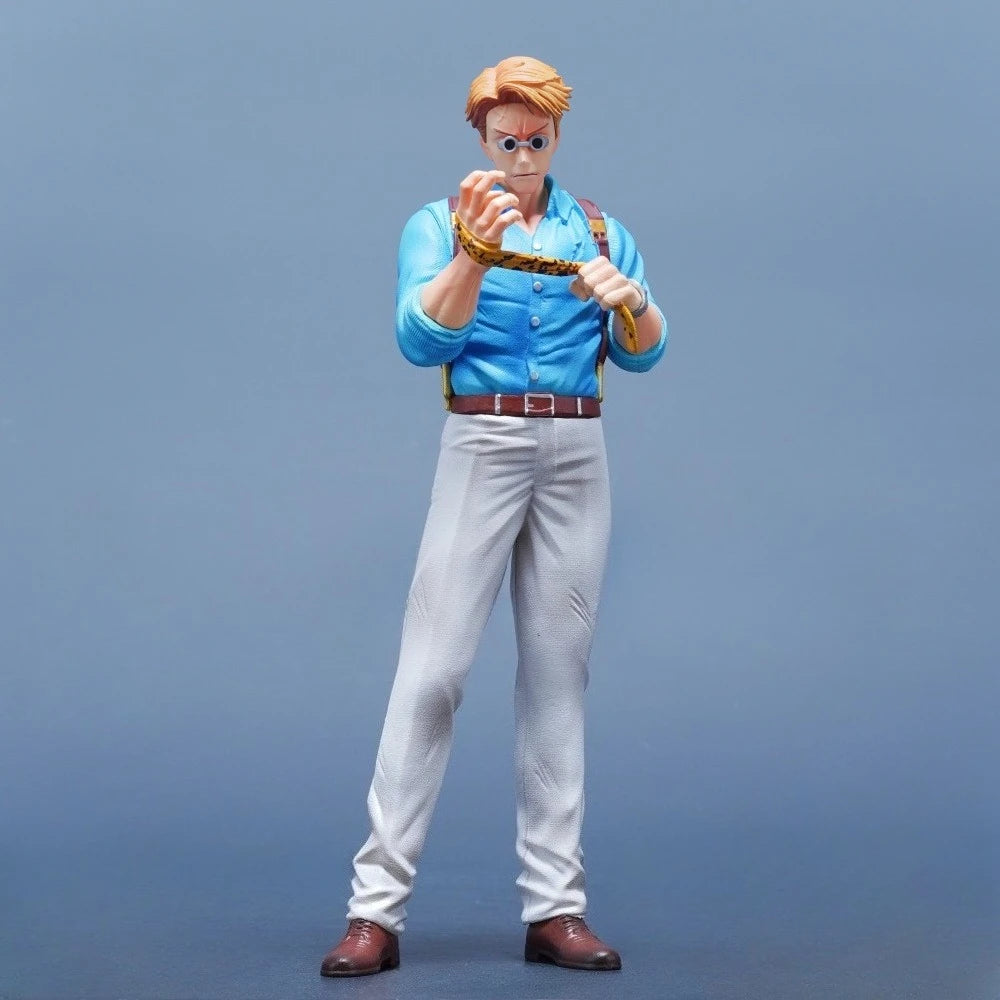 Figurine anime chemise bleue, pantalon gris, cheveux blonds, mains jointes, 21 cm.