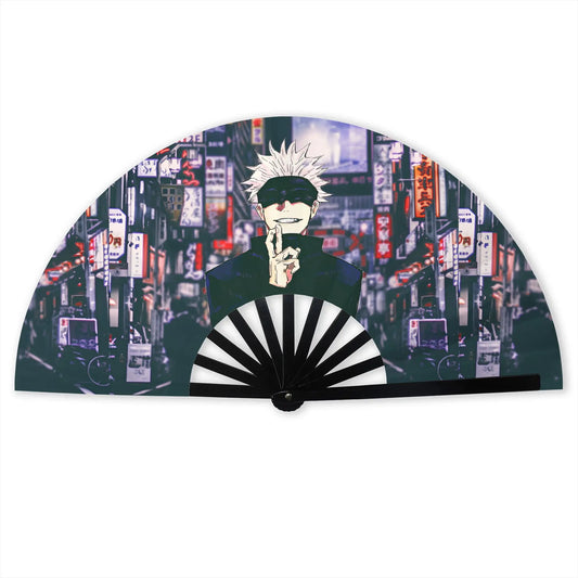 Éventail pliable à motifs anime, fond urbain, personnage, nervures noires et blanches