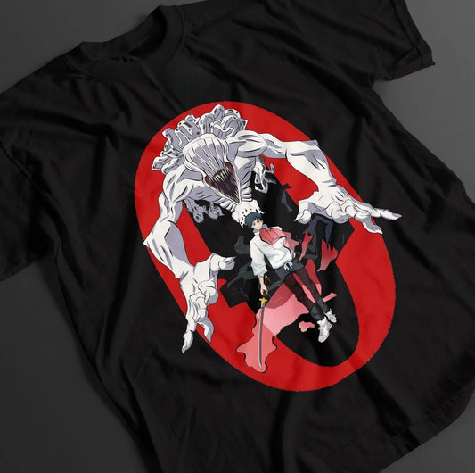 T-shirt noir à manches courtes avec grand motif rouge et personnages au centre
