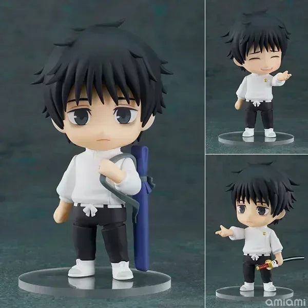 Figurine chibi à cheveux noirs, tenue blanche et noire, debout sur socle