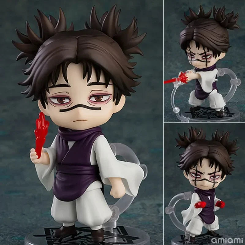 Figurine chibi en tenue violette, cheveux bruns, tient une flamme rouge et des mains ouvertes