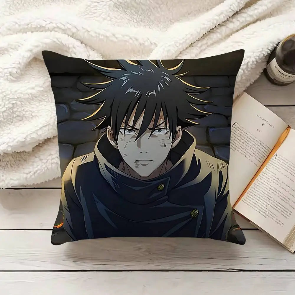 Coussin carré à l’effigie de Megumi, motif anime aux tons bleu et noir.