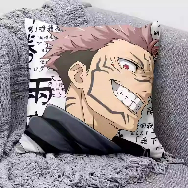 Coussin Jujutsu Kaisen Sukuna Sourire Dents Kanji : housse de coussin gris avec portrait de Sukuna, sourire et kanji visibles.