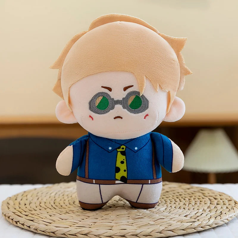 Peluche chibi Nanami aux cheveux blonds, yeux verts, veste bleue et cravate jaune