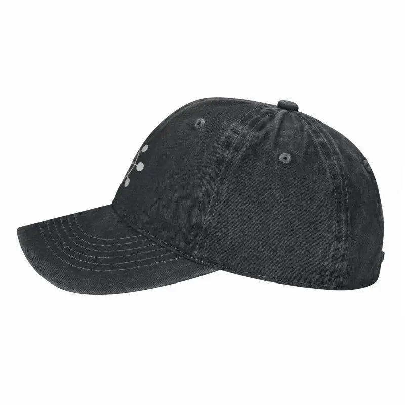 Casquette noire avec logo Mahoraga blanc sur le côté, visière courbée