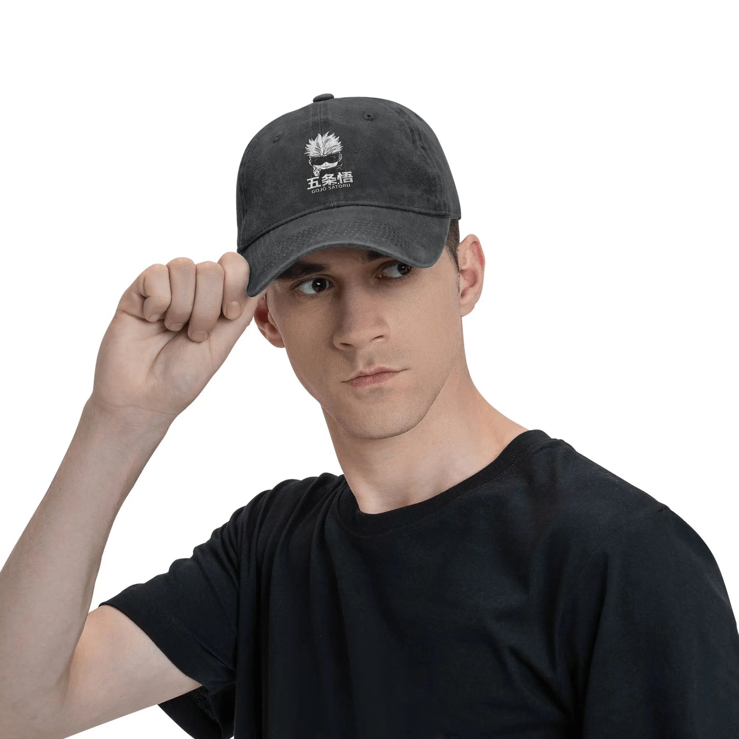 Casquette noire Gojo portée, visière courbée et broderie frontale