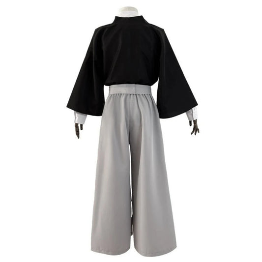 Atuendo tradicional: chaqueta negra y hakama gris claro, vista trasera.