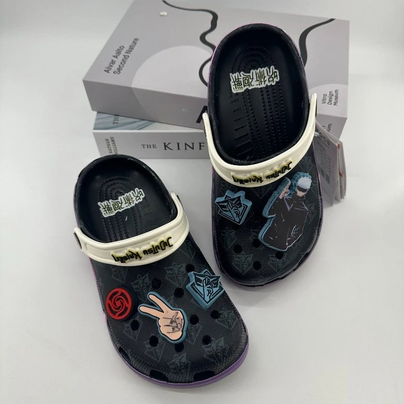 Paire de sabots Crocs noirs à brides blanches, semelle violette, motifs Jujutsu Kaisen
