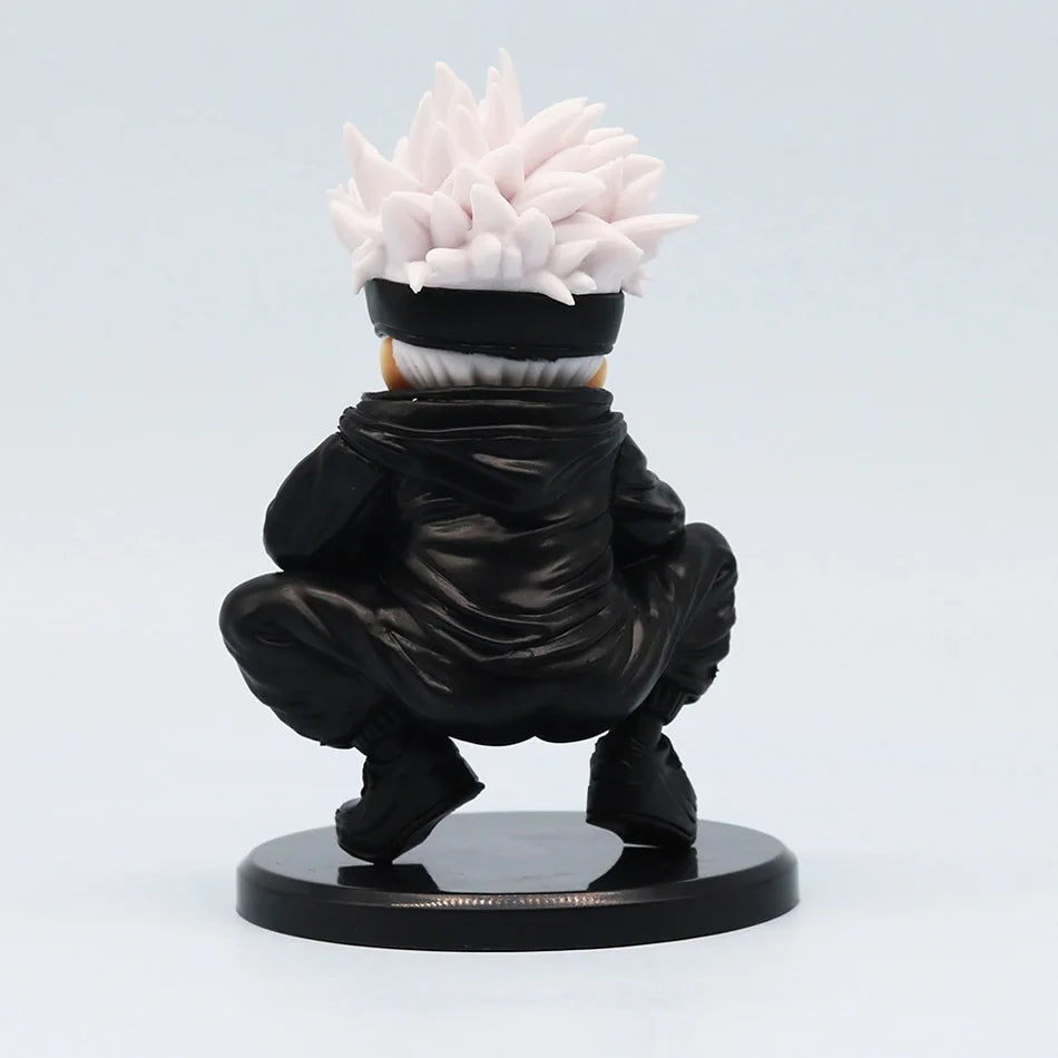 Figurine Chibi Gojo aux cheveux blancs, tenue noire, vue de dos en pose