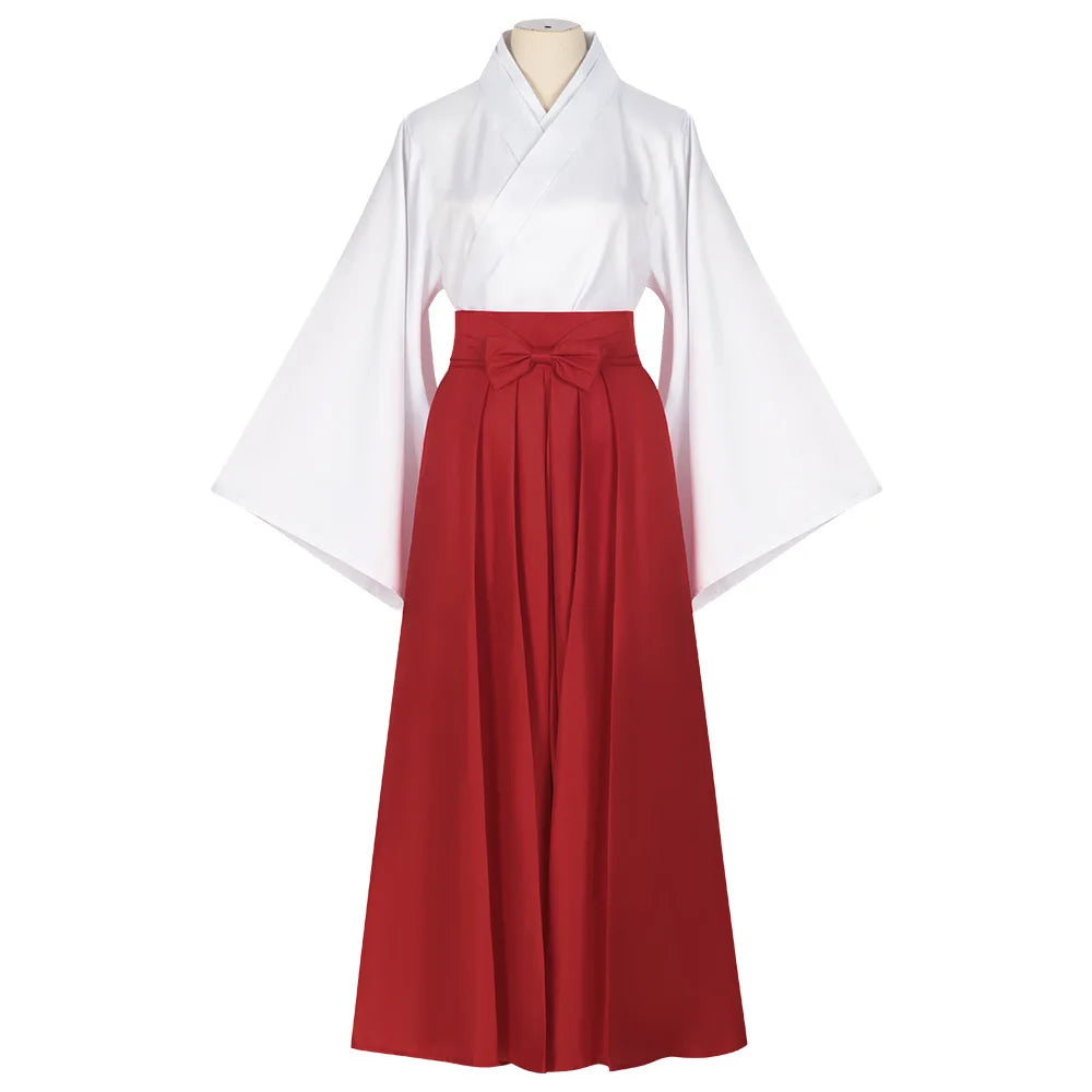 Ensemble de cosplay : kimono blanc croisé et jupe rouge longue à plis verticaux, nœud devant.