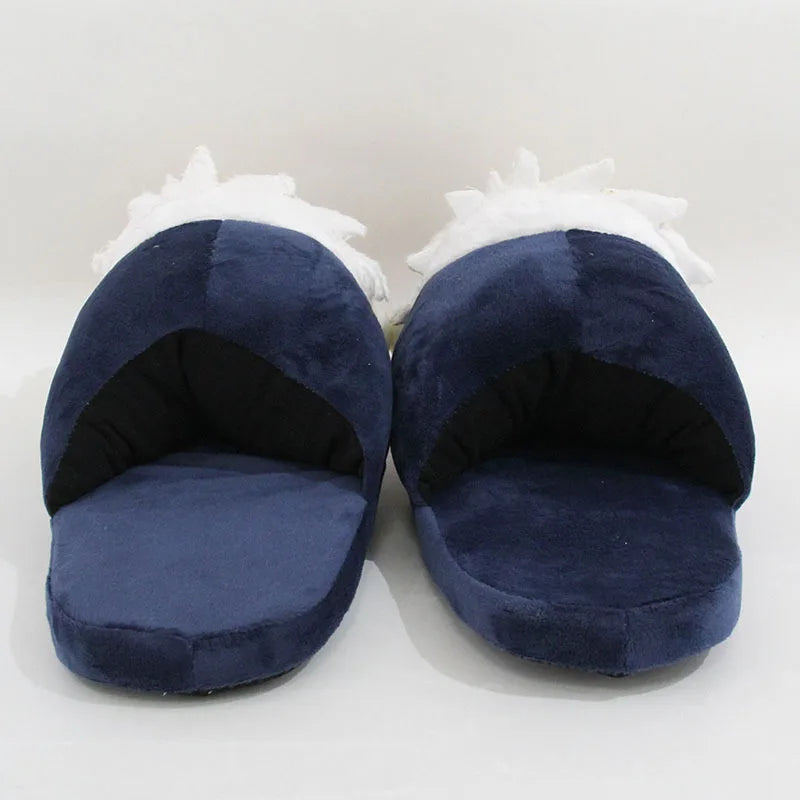 Paire de chaussons en peluche bleu marine, intérieur noir et finitions blanches