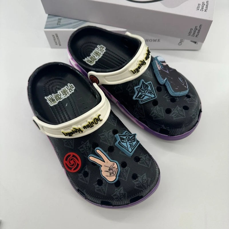 Paire de sabots Crocs noirs à brides blanches, motifs Jujutsu Kaisen, vue rapprochée
