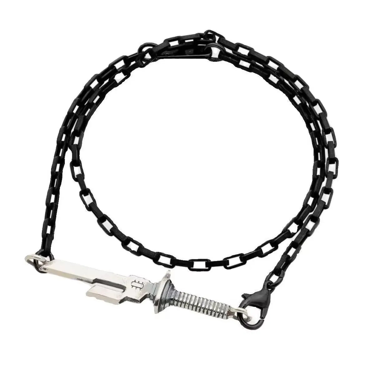 Collier à chaîne noire avec pendentif en forme de lance inversée argentée et fermoir