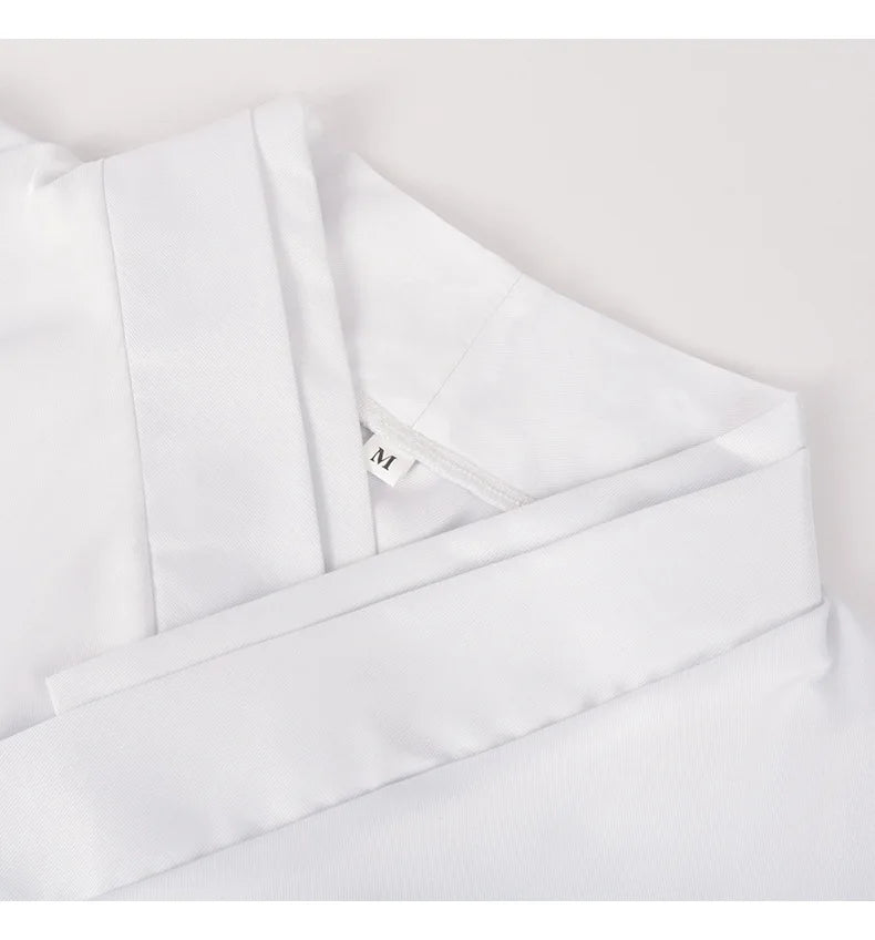 Détail tissu : veste kimono blanche, empiècements droits et coutures visibles, taille indiquée.