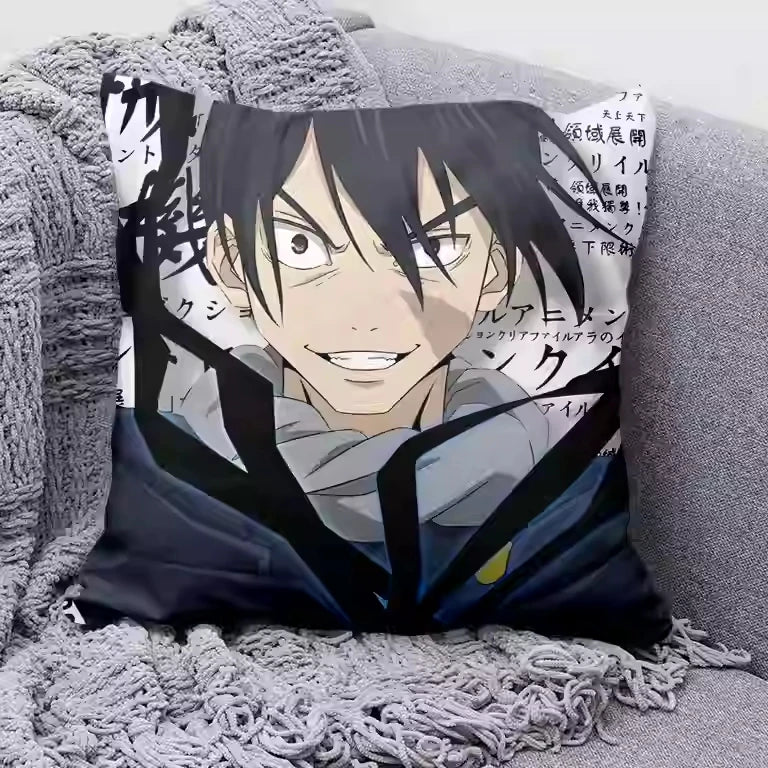 Coussin Jujutsu Kaisen Sourire Sombre Kanji Blanc : carré à housse sombre avec personnage d’anime et kanji imprimés, sourire.