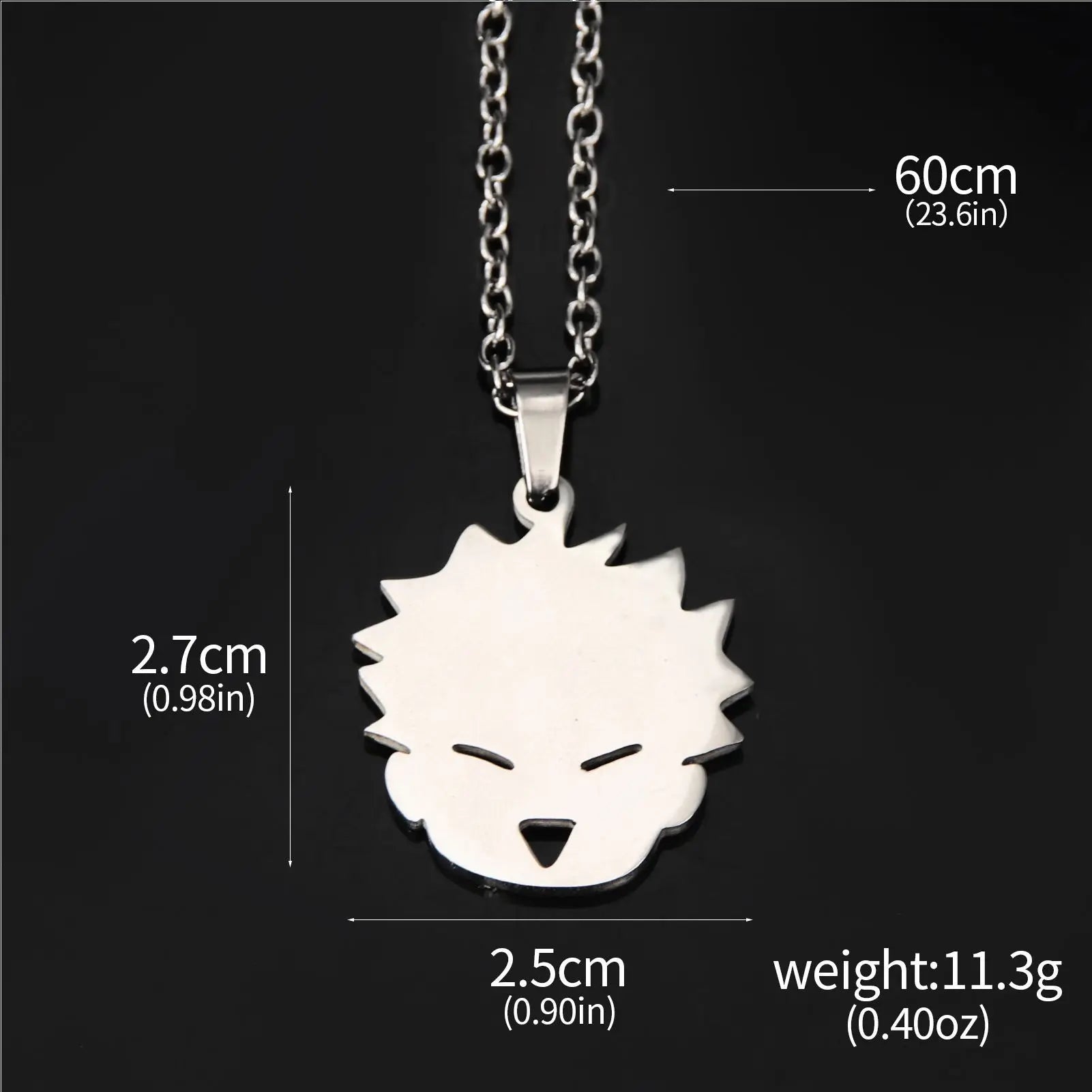 Collier pendentif tête stylisée aux cheveux hérissés, blanc, chaîne argentée.