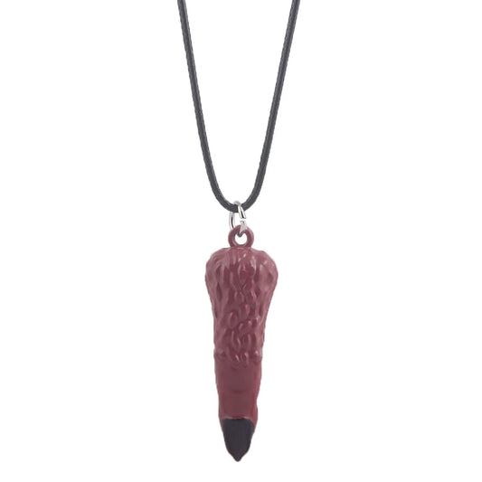 Collier à pendentif doigt rouge bordeaux avec pointe noire, sur chaîne fine.