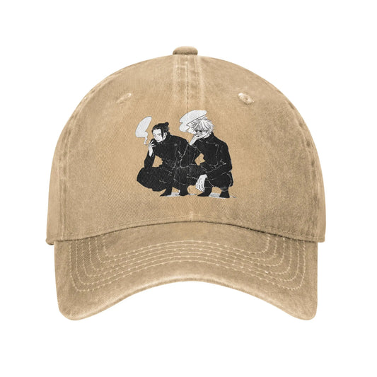 Casquette beige avec illustration de deux personnages anime sur le devant.
