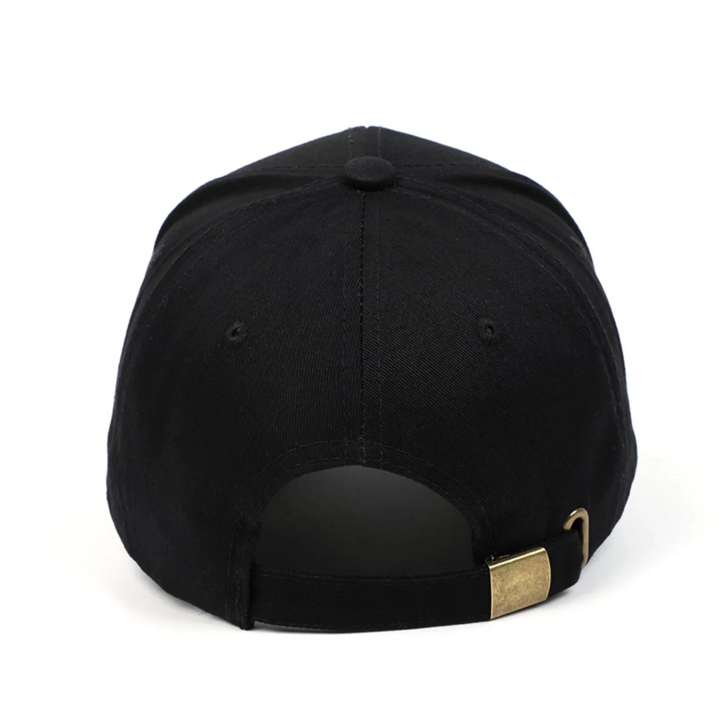 Casquette noire avec rabat réglable et boucle dorée sur l'arrière.