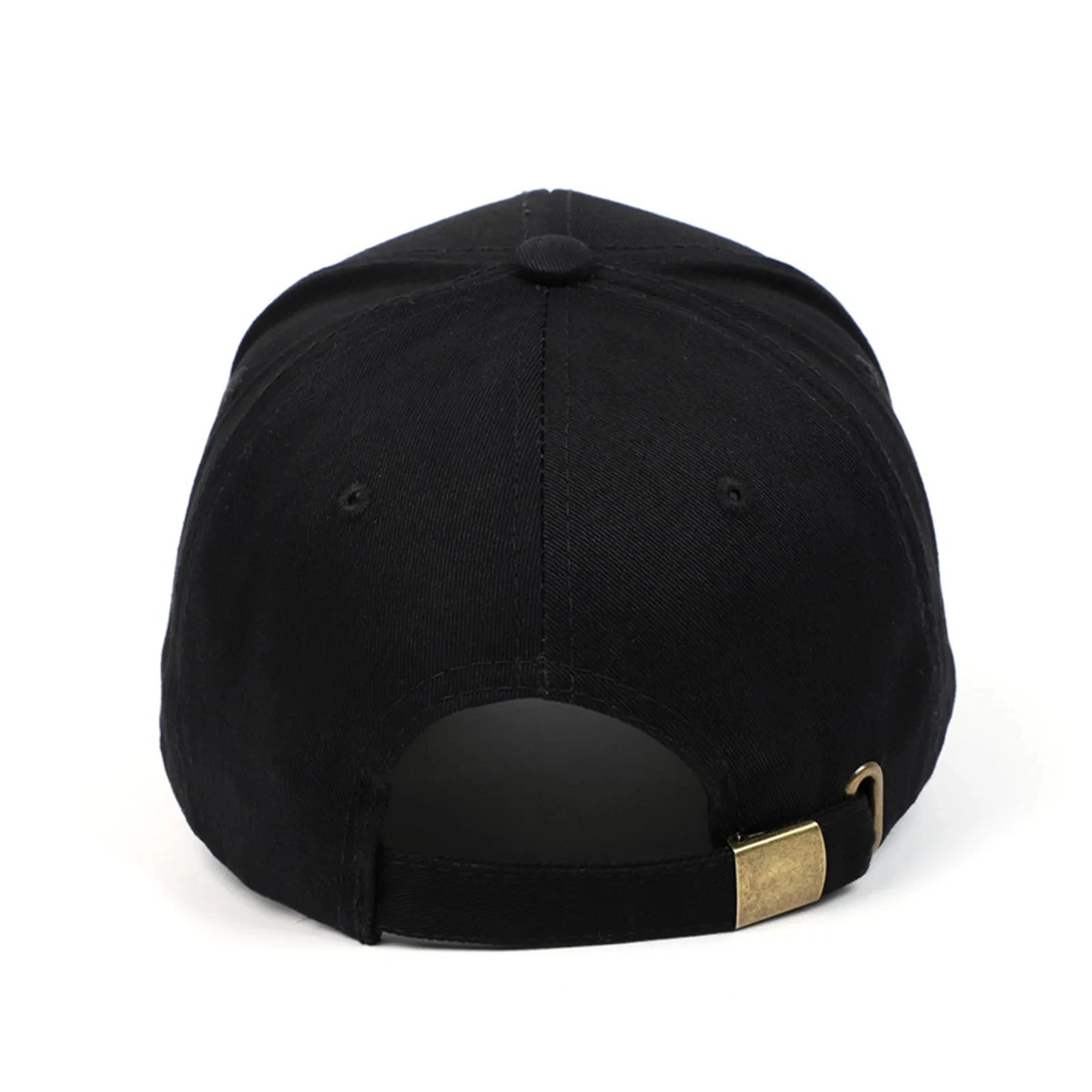 Casquette noire avec rabat réglable et boucle dorée sur l'arrière.
